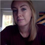 Studentessa universitaria offre aiuto compiti a bambini di scuola elementare